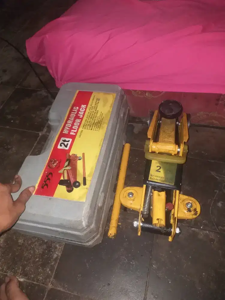Di jual dongkrak mobil tahan berat hingga 2ton