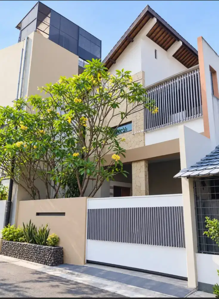 RUMAH 2 LANTAI SIAP HUNI PLEBURAN DEKAT SIMPANG LIMA