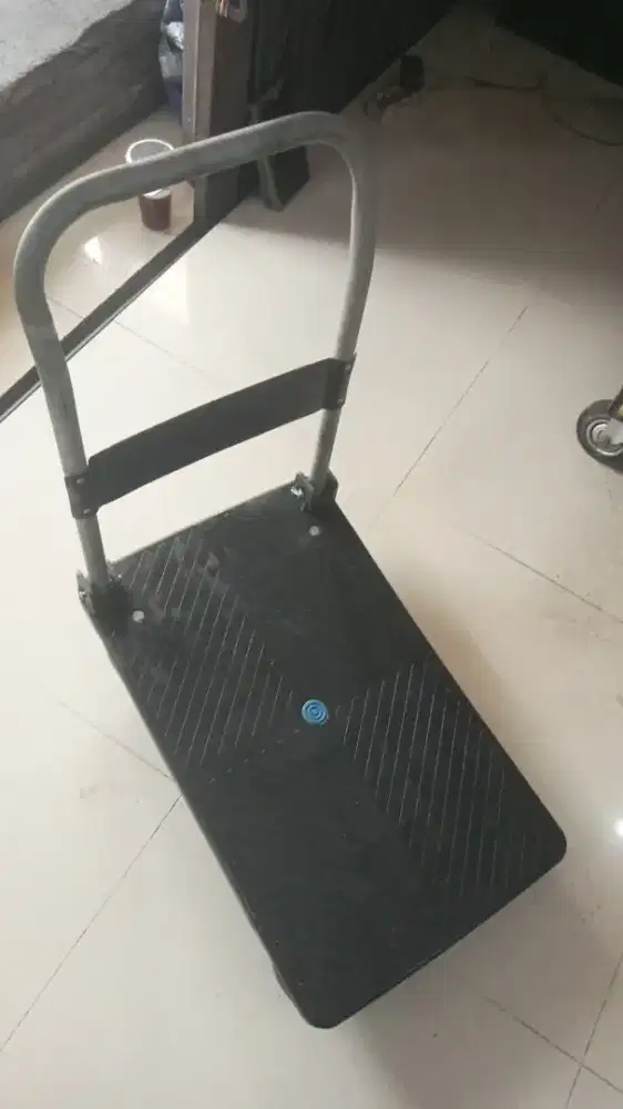 Troli Lipat Hand Truck Kapasitas 300 Kg 70x46 cm – Rp250 Ribu