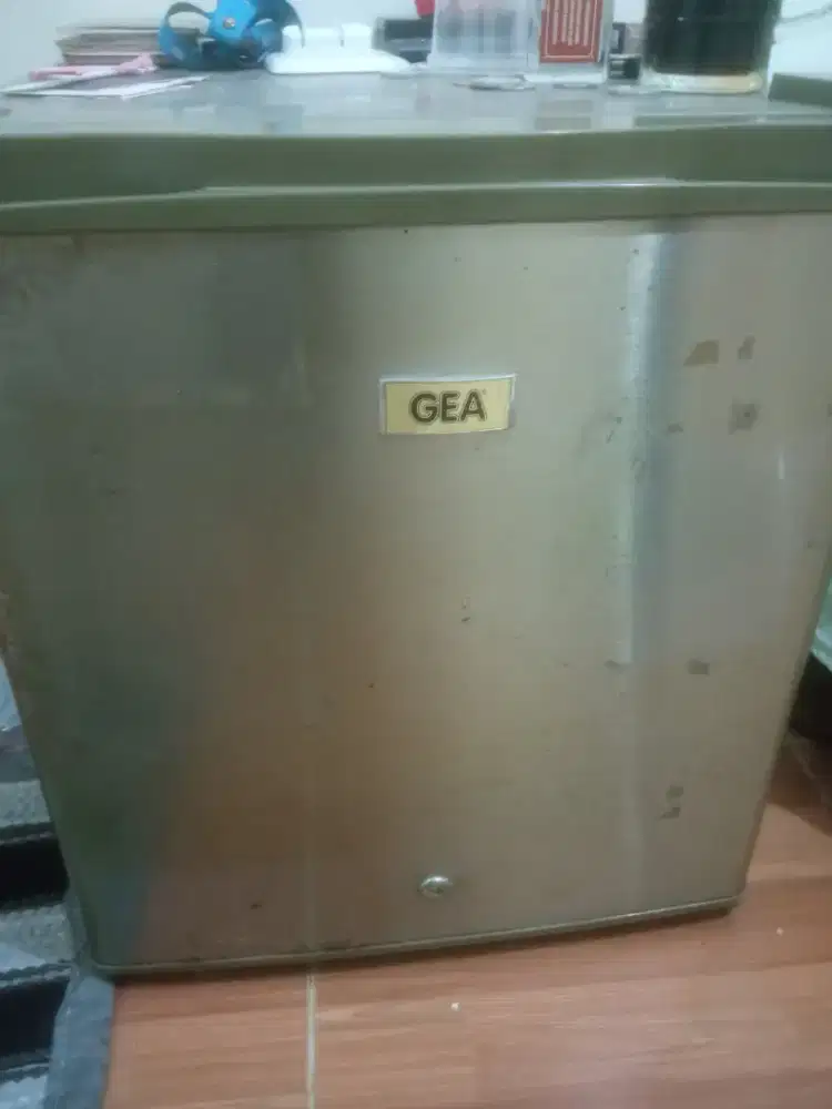 Lemari es bar kamar