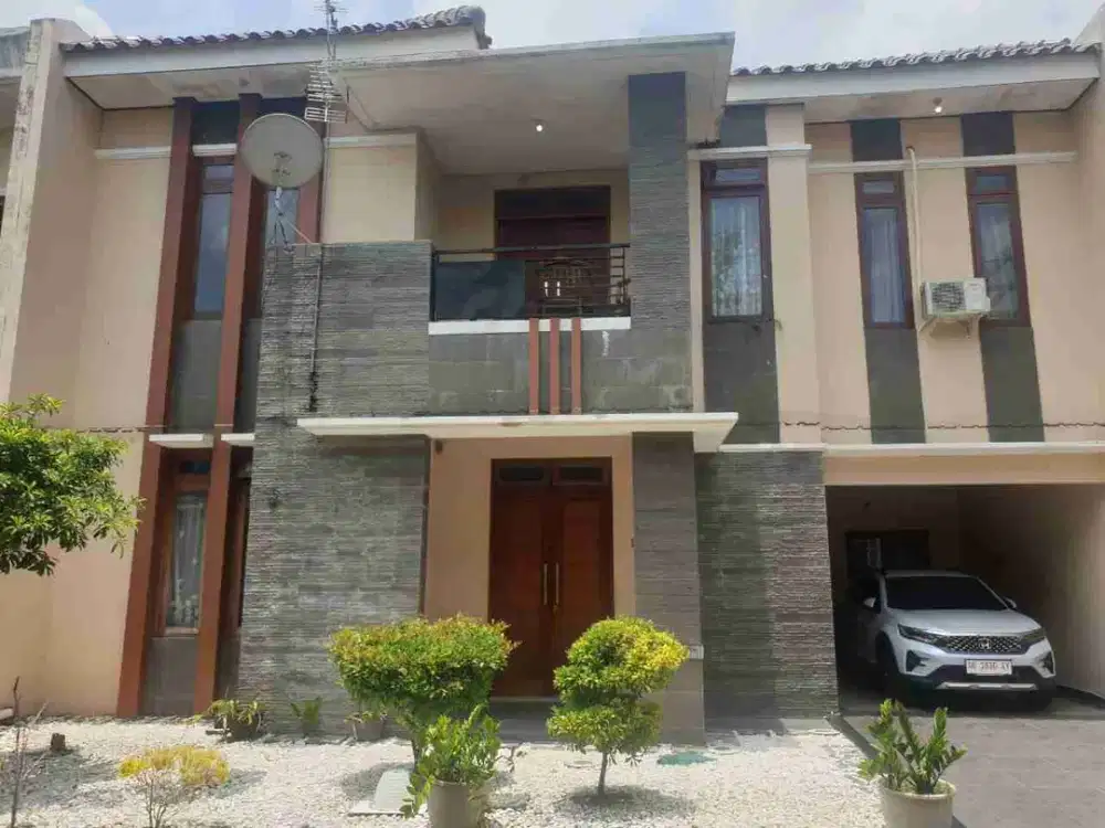 disewakan rumah 2 lantai furnish dalam komplek di nologaten