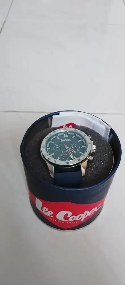 Jam keren baru.