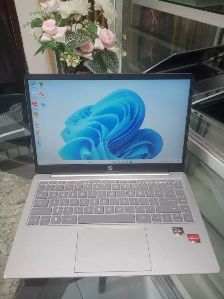 Laptop HP 14 Amd Ryzen 3 7320U Ram 8 Ssd 51 Radeon Graphics