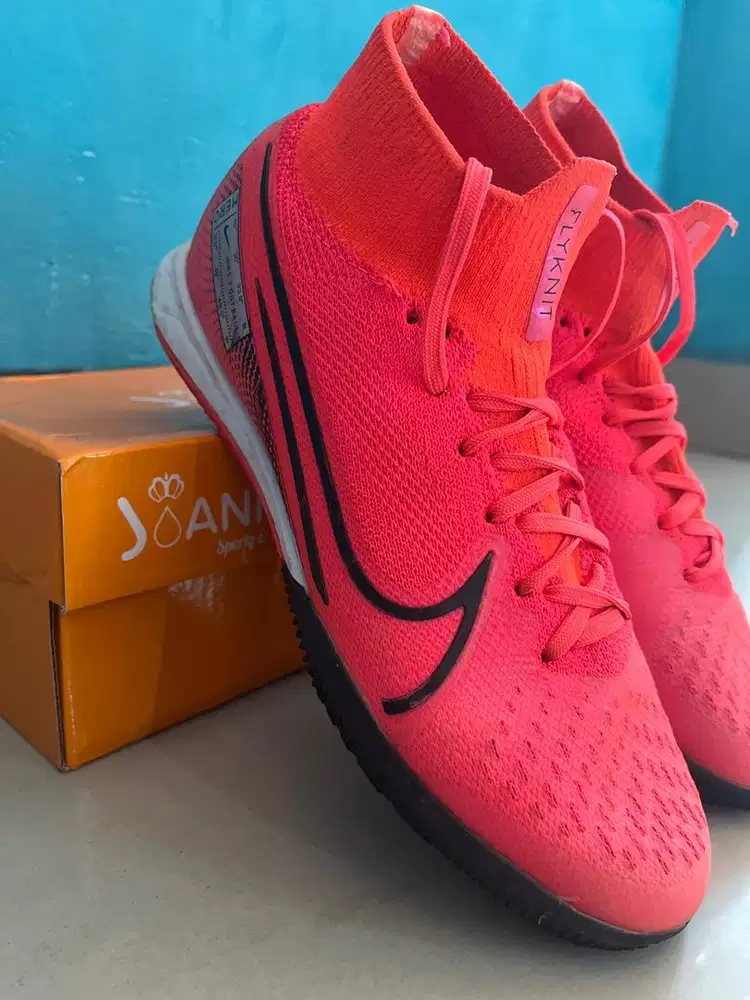 Sepatu futsal / olahraga