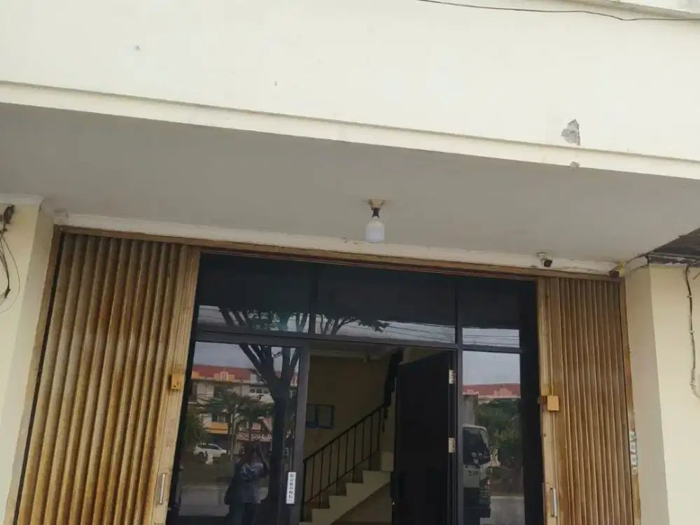 DIJUAL! Ruko 3 Tingkat dengan LUAS lebih dari 210m2, Terdapat 3 Kamar Mandi, Lokasi STRATEGIS di Pinggir Jalan COCOK untuk Berbagai Usaha