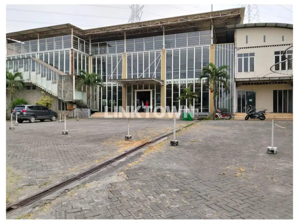 Gedung Sport Center Gresik Cocok untuk Gudang Expedisi atau Padel