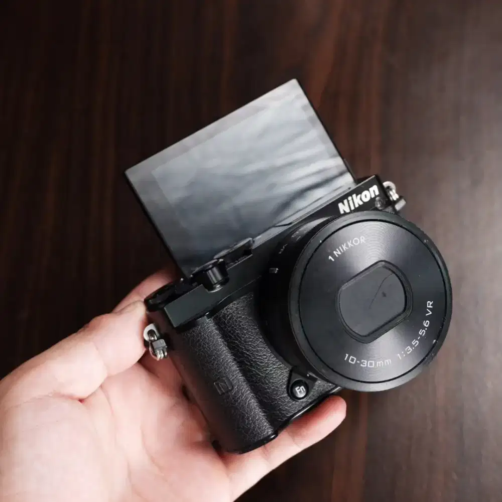 NIKON j5 dicari untuk dibeli