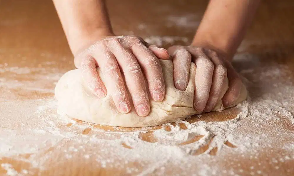 Baker dan Asisten Baker (Buat Roti)