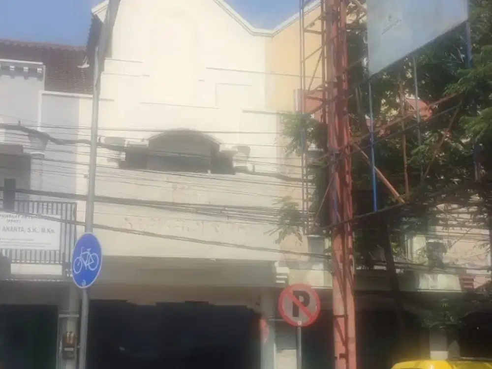 DISEWAKAN RUKO BANGUNAN 4 LANTAI PINGGIR JALAN LOKASI DEKAT ALUN ALUN JEMBER