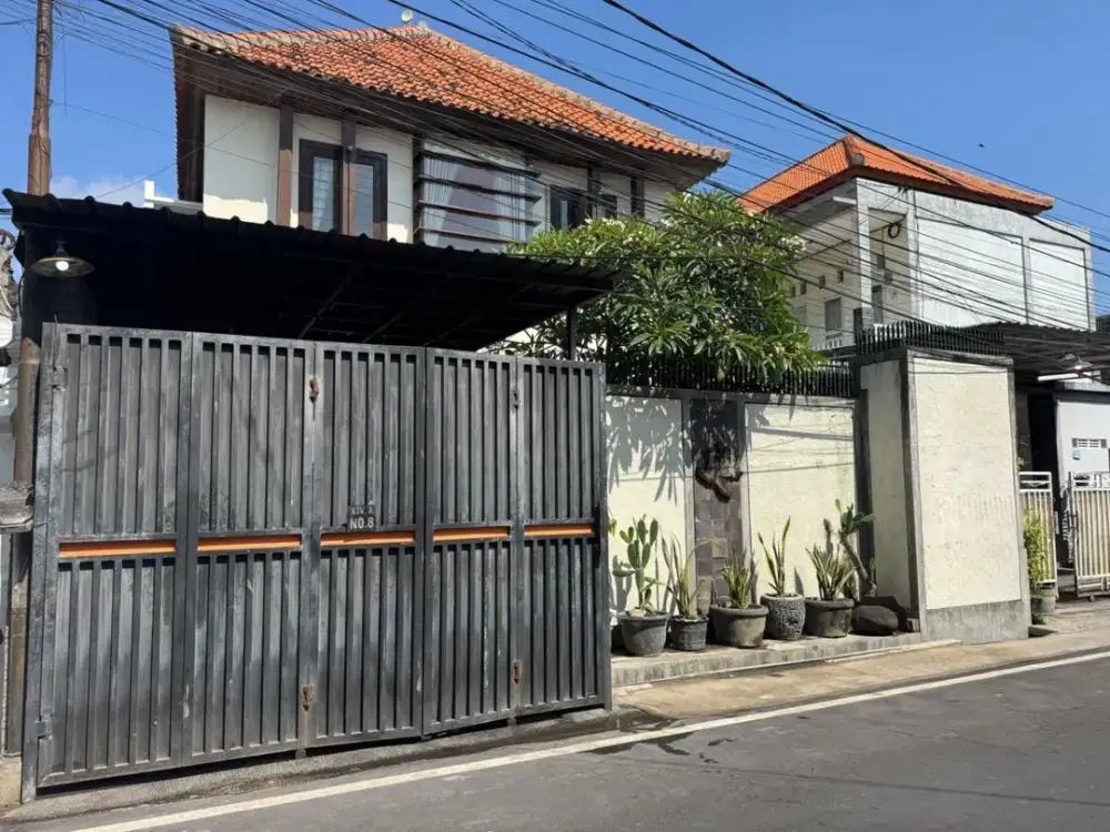 DISEWAKAN RUMAH MEWAH 2 LANTAI 5 KAMAR DI KAWASAN STRATEGIS RENON