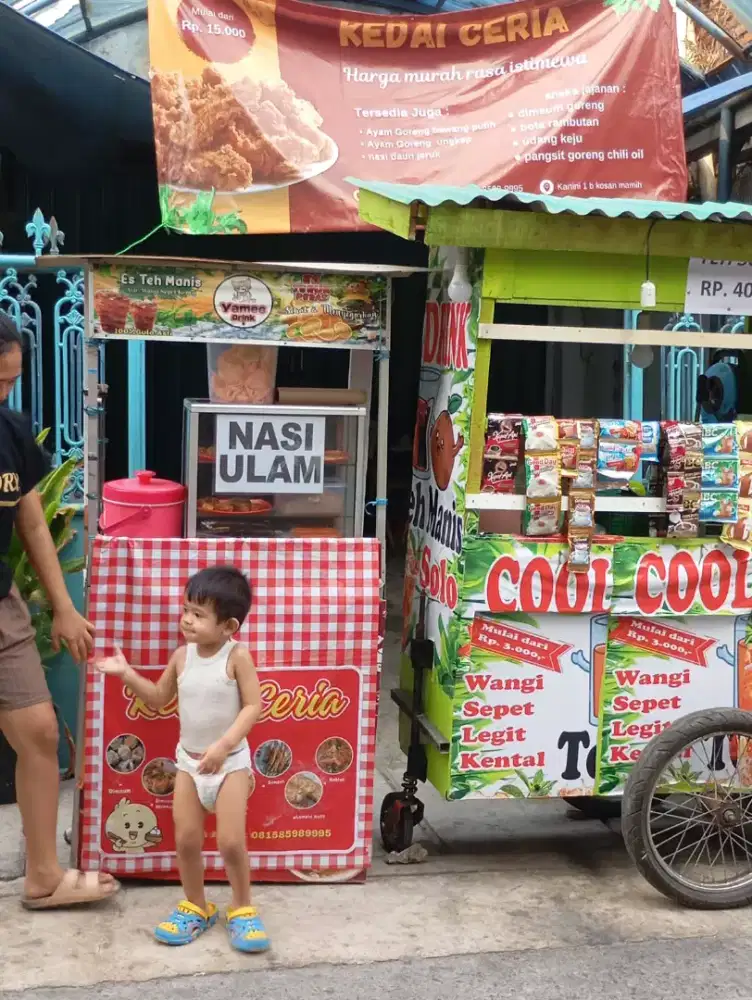 Etalase dan meja jualan