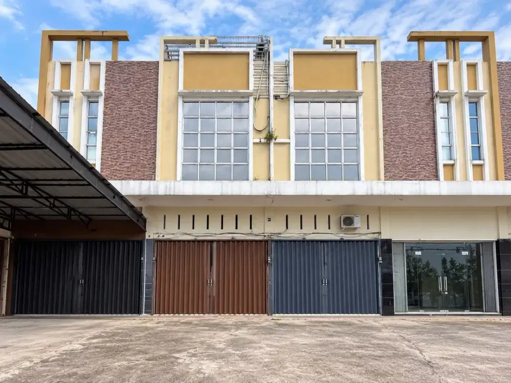 Premium Commercial Shophouse! Ruko Modern 3 Lantai Lengkap Ruang Karaoke & Kantor - Harga Nego