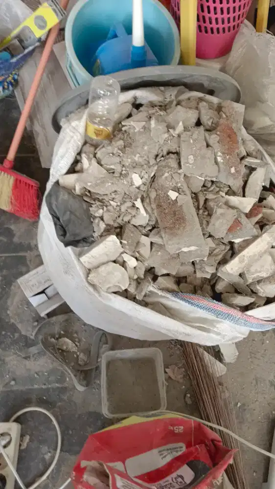 Puing pasir dan bekas potongan keramik
