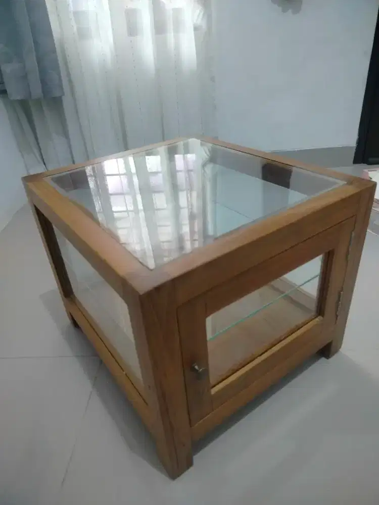Etalase Kaca dari Kayu Jati