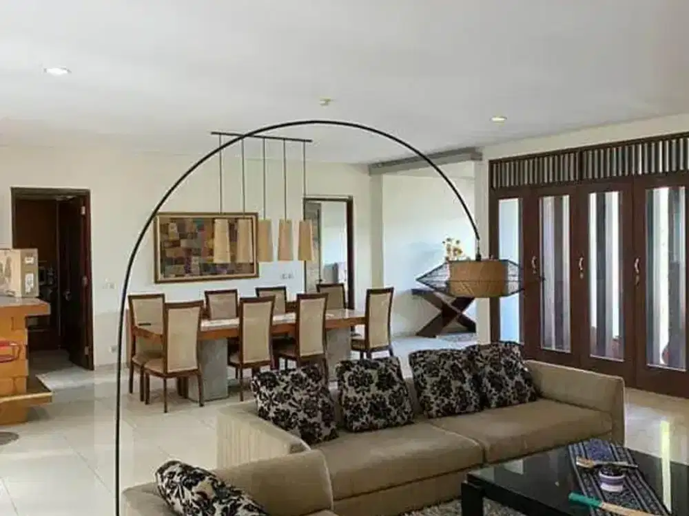 Dijual Rumah Modern Full Furnished 3 Lantai di Batununggal Indah