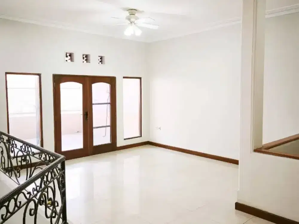 Dijual Rumah Siap Huni 2 Lantai di Taman Holis Indah Bandung