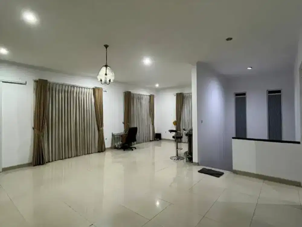 Dijual Rumah 2 Lantai Semi Furnish di Batununggal Indah