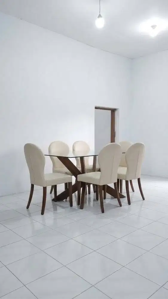 Satu Set Meja Makan