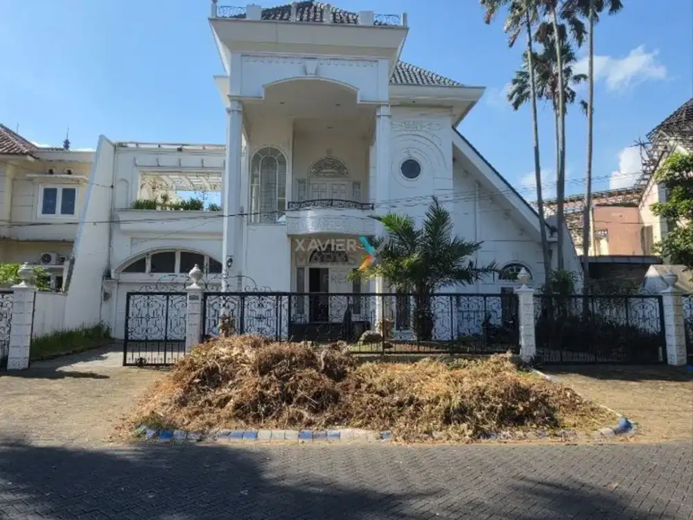 Dijual Rumah Mewah 2 Lantai Semi Furnished dengan Private Pool di Pondok Blimbing Indah, Araya, Kota Malang