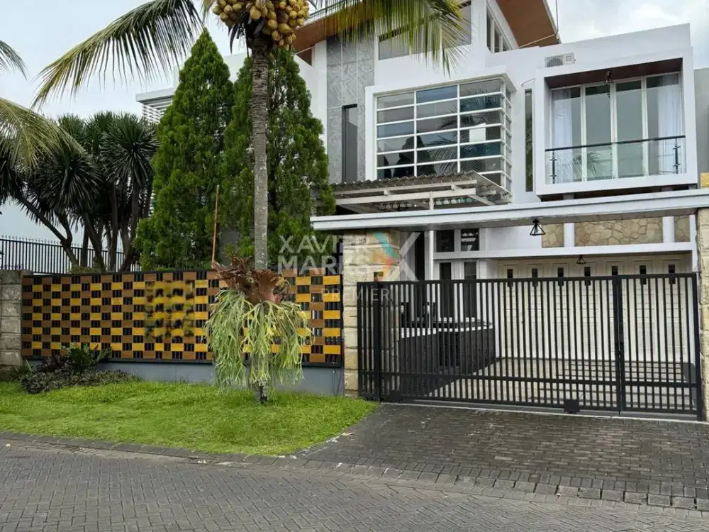 Dijual Rumah Mewah Modern 2 Lantai Full Furnished dengan Private Pool di Araya Golf, Kota Malang