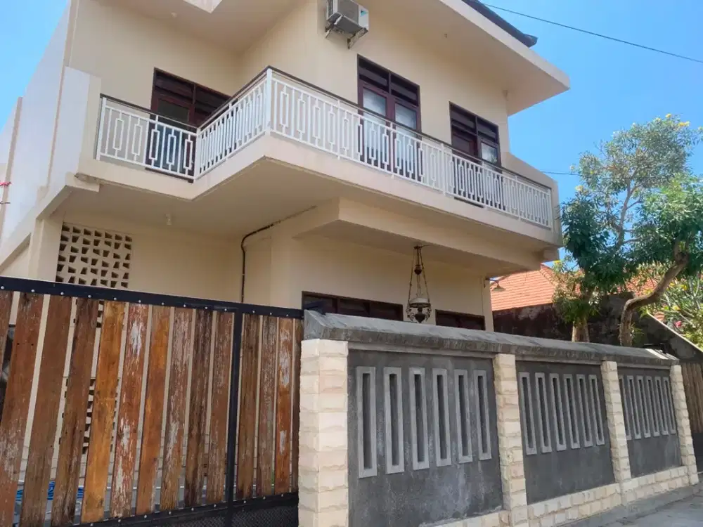 DISEWAKAN — RUMAH LUAS  3 KAMAR DI RENON