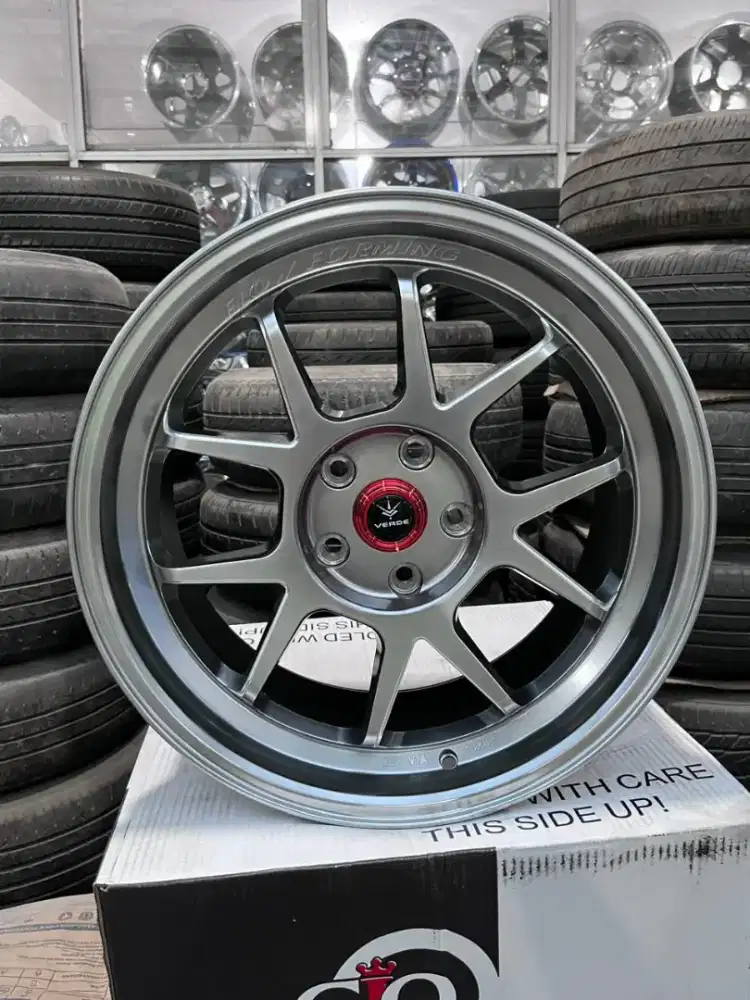 Venom6 ring 18 lebar 8,5 pcd 5x114,3 ET 38 4pcs