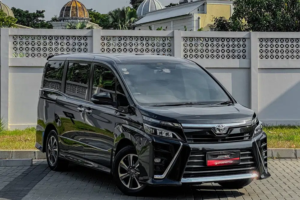 Toyota Voxy 2.0 Sunroof Moonroof AT Matic 2021 Hitam.