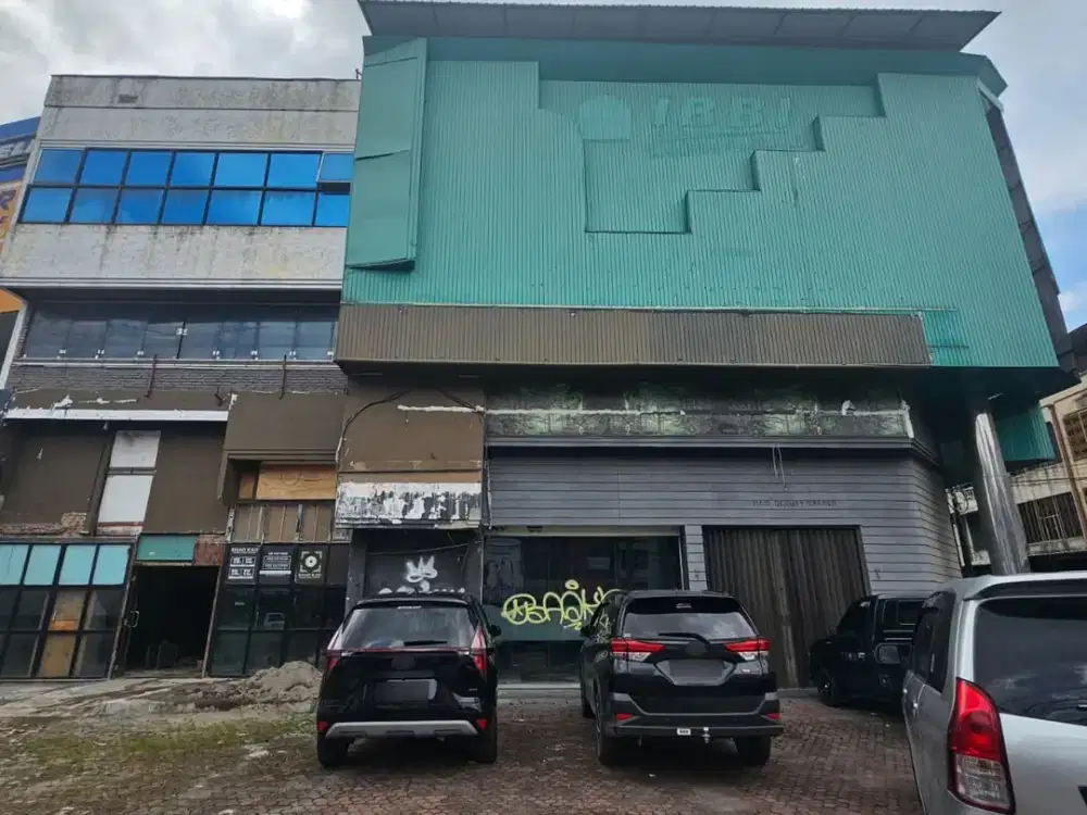 Gedung di Jalan Gatot Subroto ( Dekat Bundaran Majestik )
