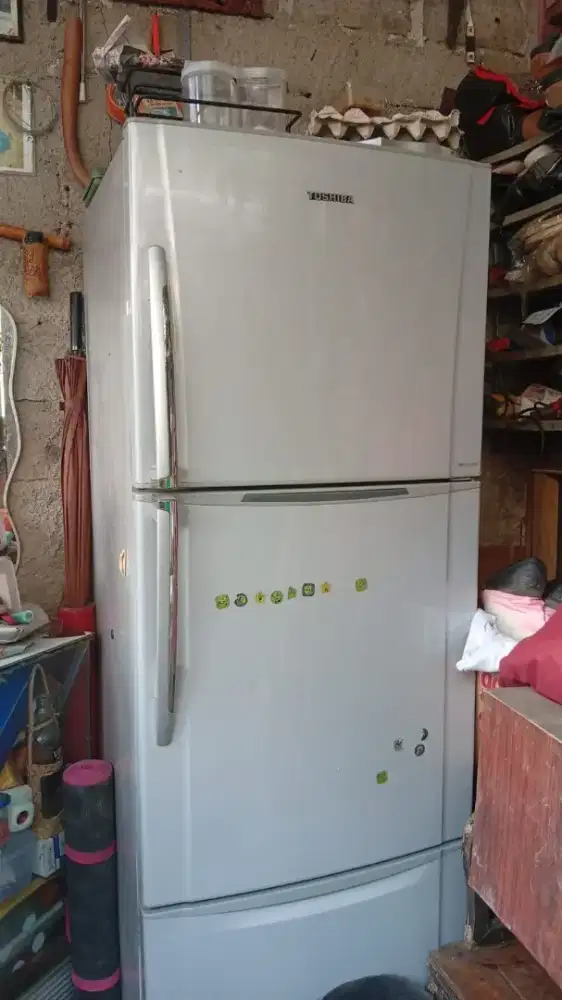Kulkas 2 PINTU MEREK TOSHIBA:
