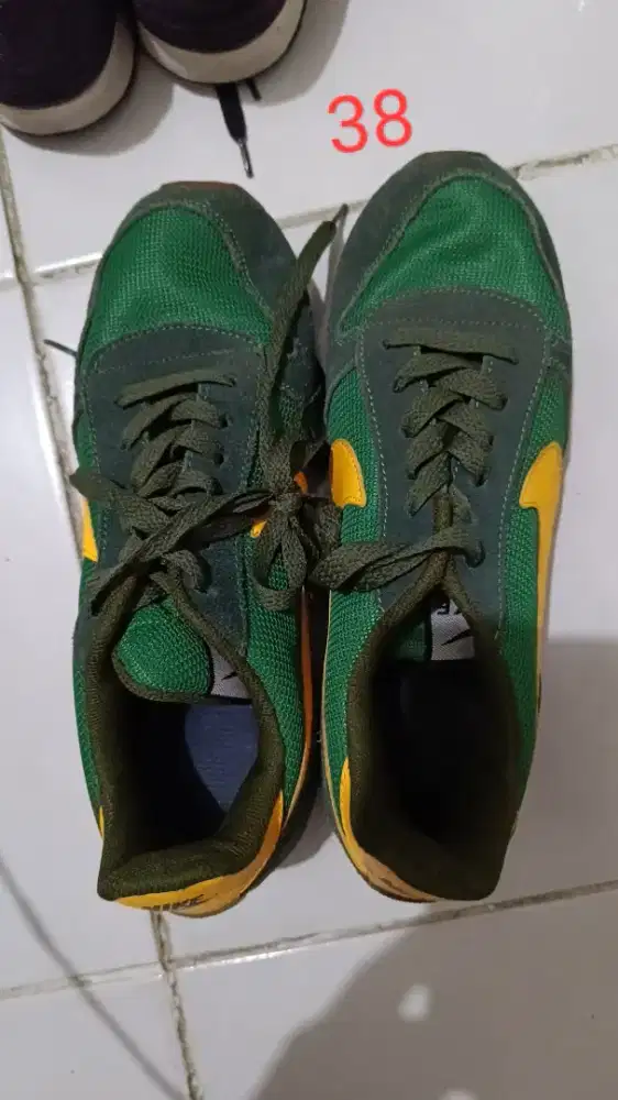 Sepatu ukuran 39 kebawah
