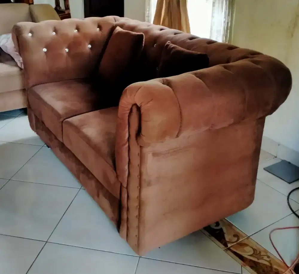 Sofa warna coklat tua