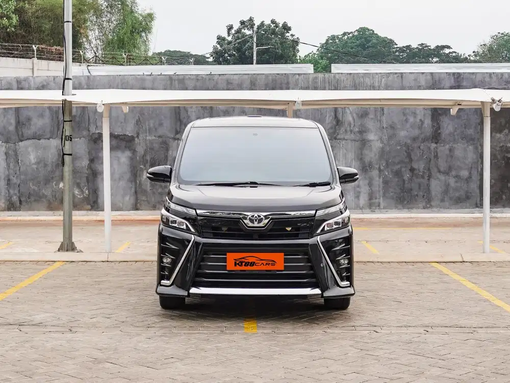 LOW KM TOYOTA VOXY 2.0 AT 2018 HITAM