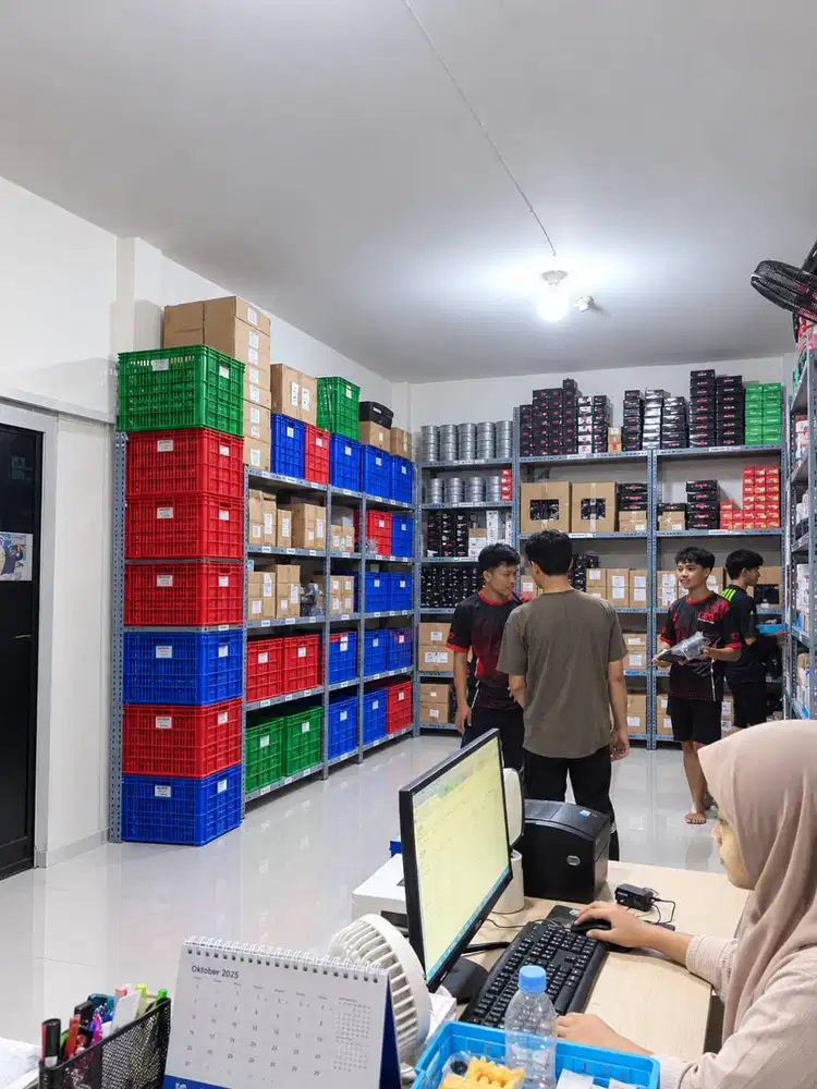 WE'RE HIRING!    STAFF PACKING  Kamu yang:  Teliti  Cekatan  R
