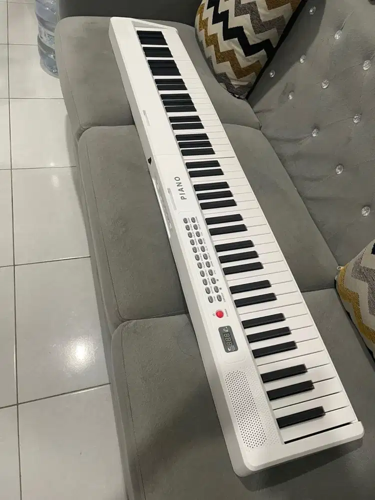 Keyboard piano masih seperti baru