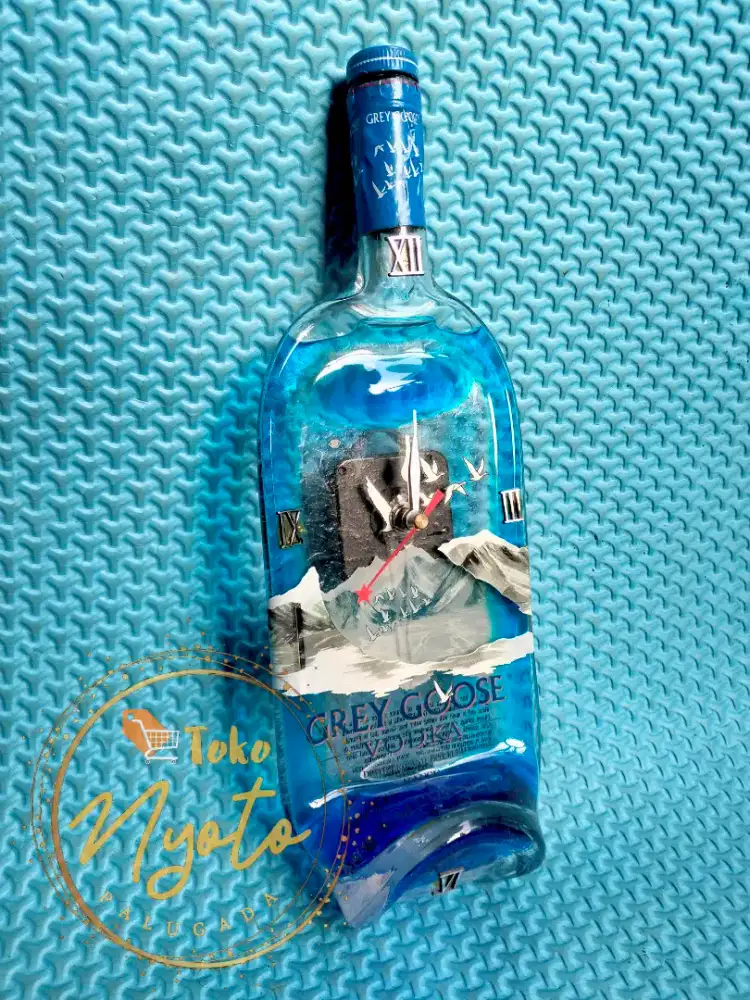 Jam antik dari botol bekas