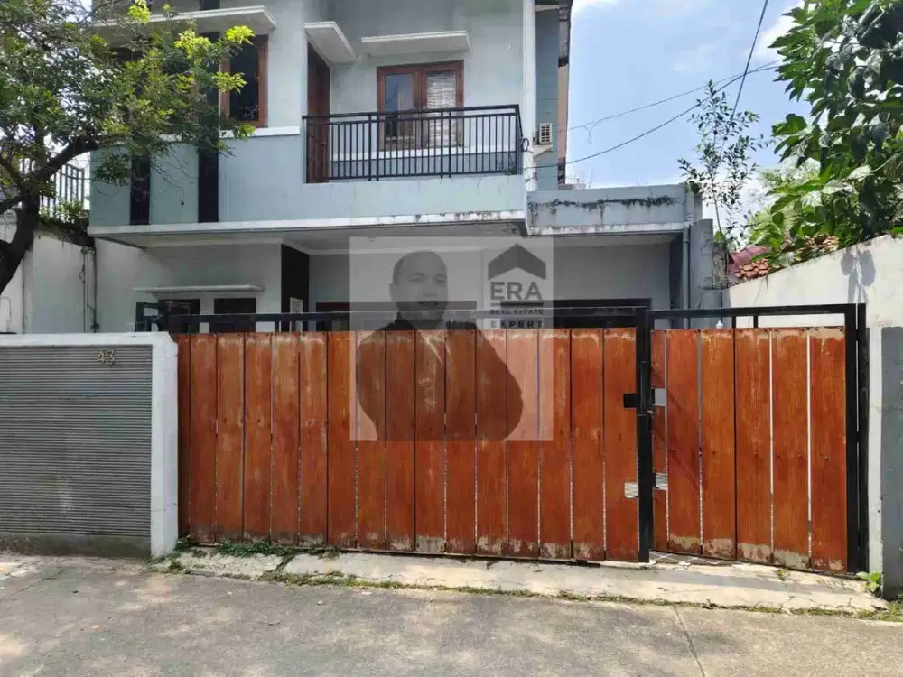 Jual rumah besar di bawah pasaran!! Dekat jalan Condet Raya. Strategis dekat LRT. Jarang ada rumah besar seperti ini.