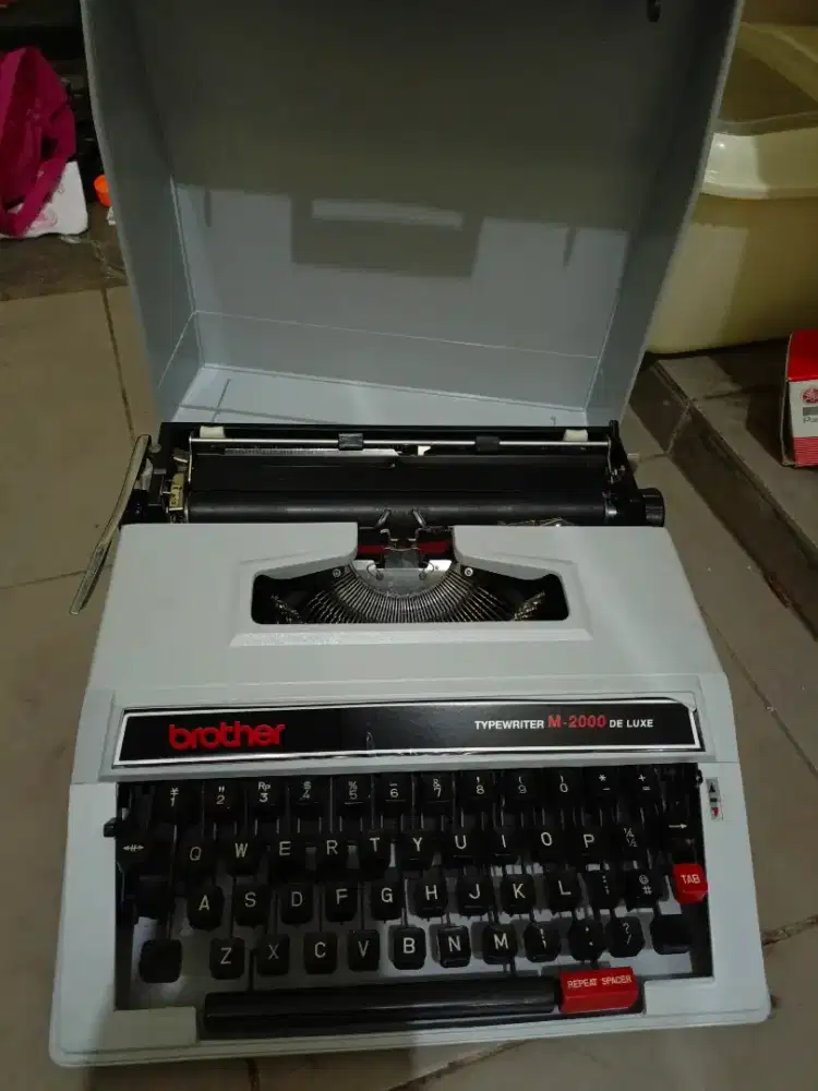 mesin ketik Brother Typewriter M-2000 De Luxe.