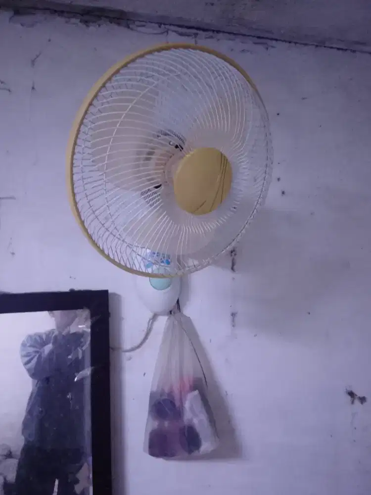 Di jual kipas angin dinding Maspion 14 in masih mulus kenceng bisanego