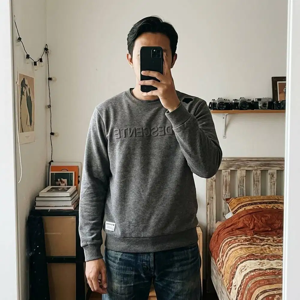 DESCENTE Embossed Big Logo Crewneck Sweatshirt