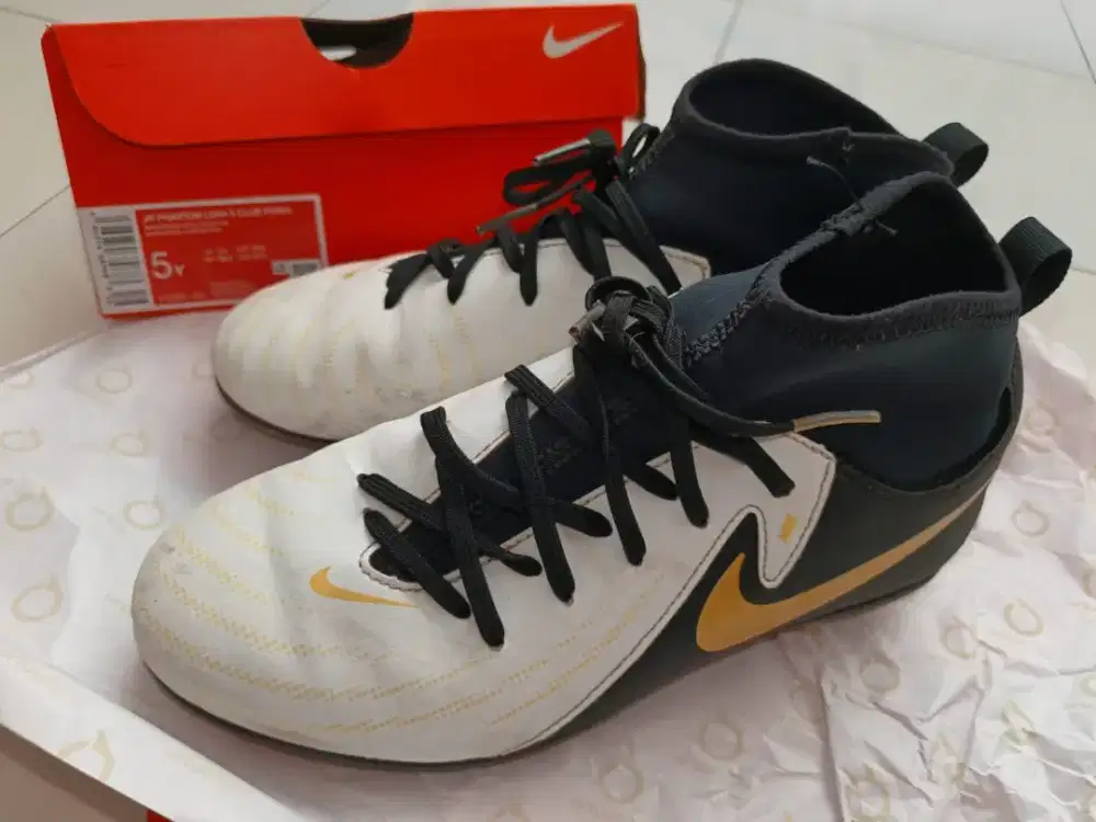 Sepatu Sepak Bola Nike Phantom Luna (no sepatu 37.5)