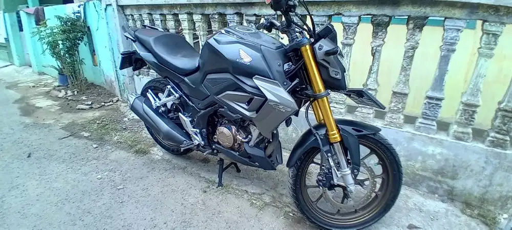 Jual cepat motor cb150r streetfie masih ok semua ban belakang baru