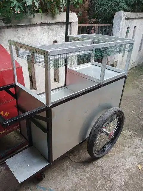 Dicari karyawan jaga outlet gorengan