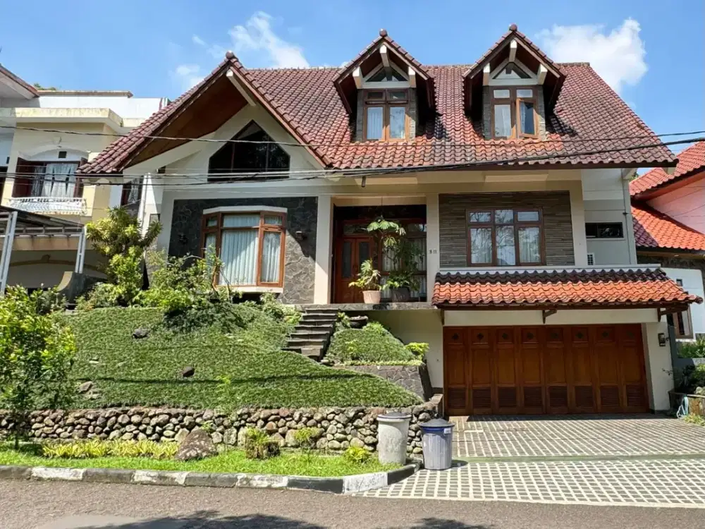 Jual Rumah Villa Bagus Luas Cantik Terawat Siap Huni Bangunan 3 Lantai di Gegerkalong Hilir