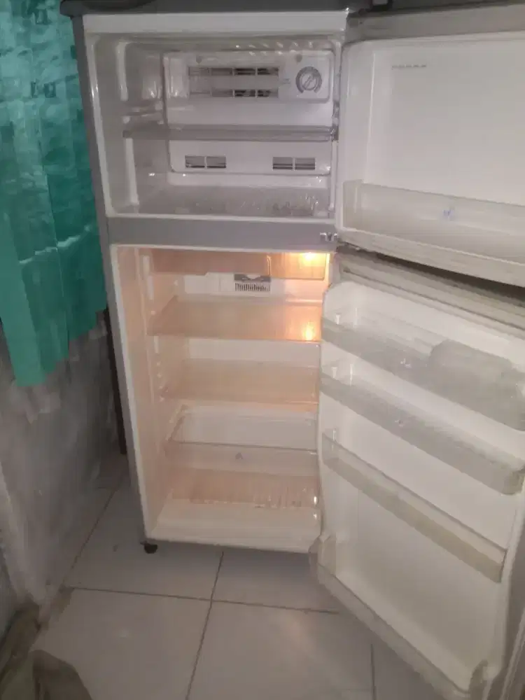 Kulkas 2 pintu merk sanyo