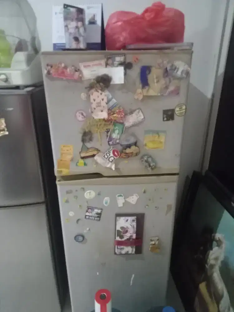 Dijual kulkas 2 pintu merk sharp