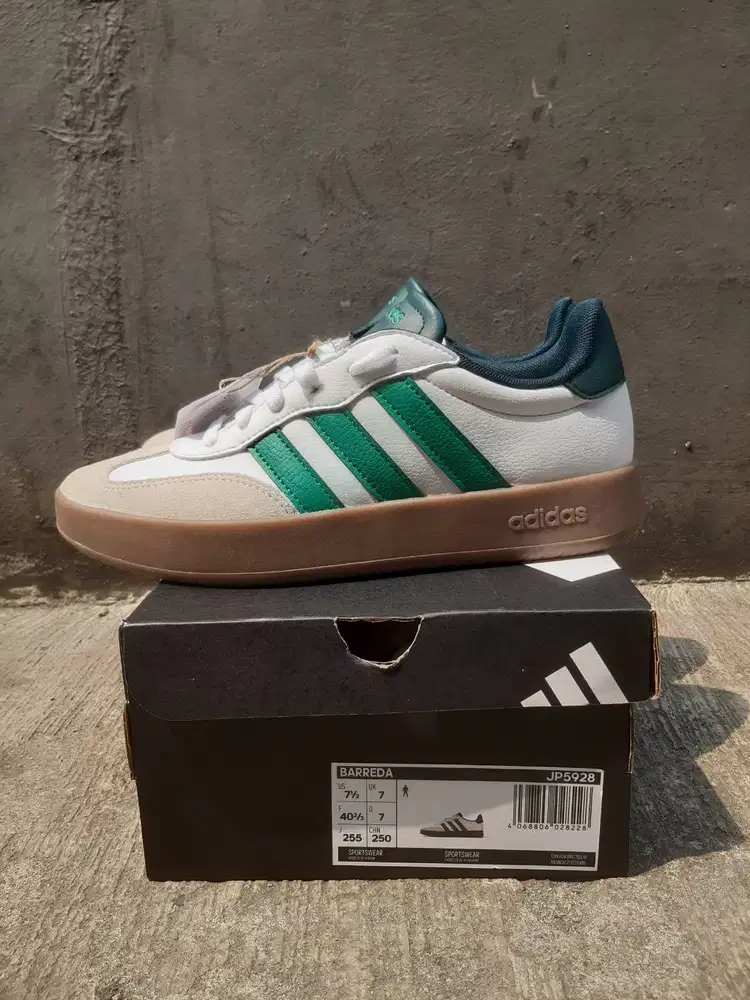 Sepatu ADIDAS BARREDA Pria Original