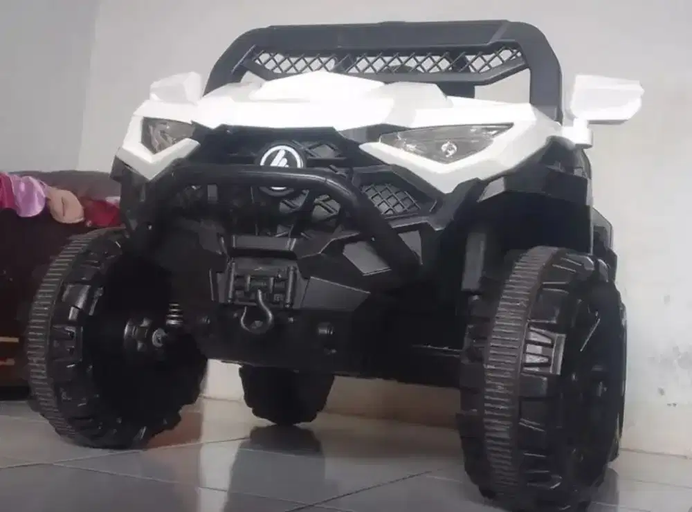 DIJUAL MAINAN MOBIL AKI ANAK BERGAYA JEEP SUV PUTIH