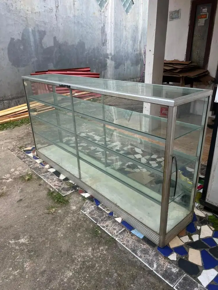 Etalase bekas warung madura.