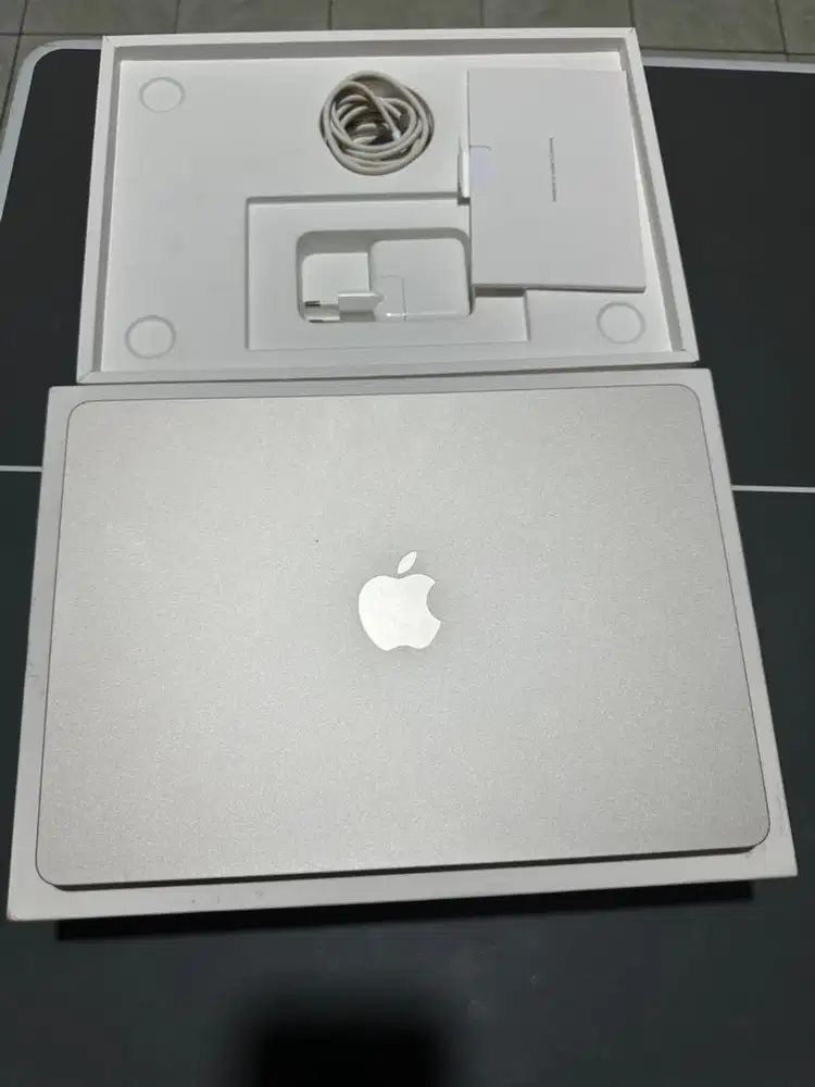 Dijual macbook air 13 inc m3 16/256