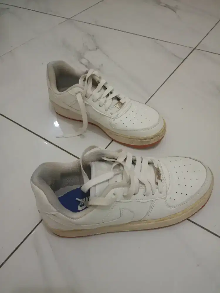 Sepatu ukuran 39
